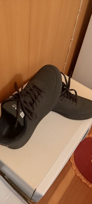 Продам кроссовки женские