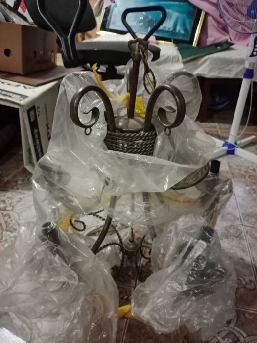 Люстры металлические скованные.