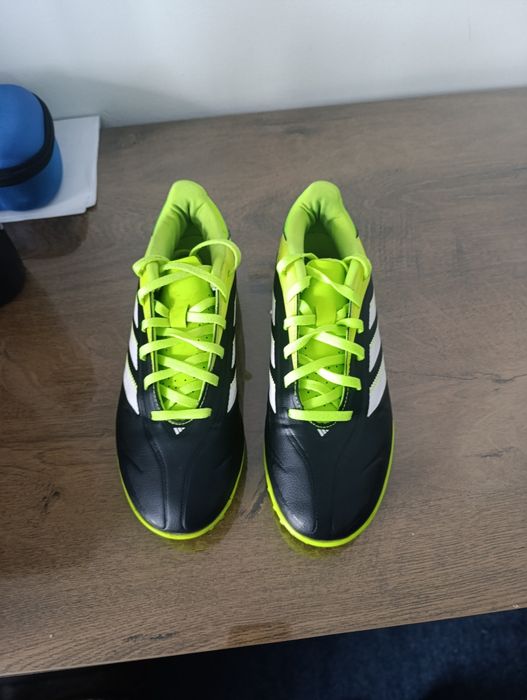 Acestea sunt ghete de fotbal Adidas Copa Pure III Club TF de culoare verde neon și negru.
Mărimea40