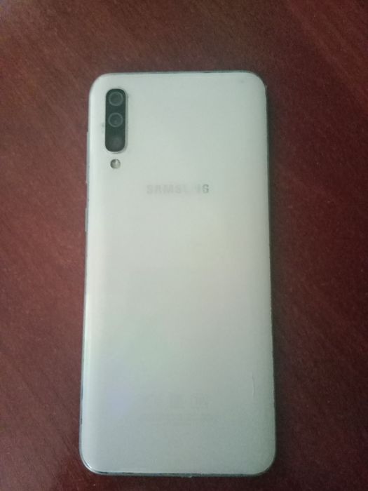 Продам полностью рабочий телефон Самсунг а50