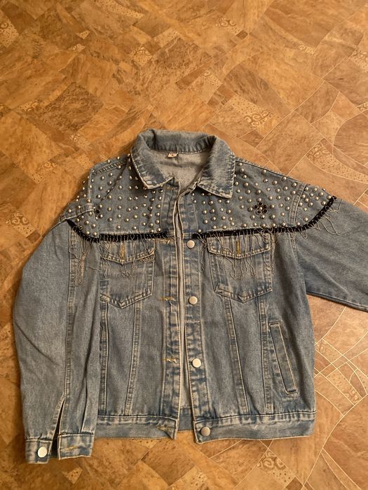Продам джинсовую куртку бу размер 44-46