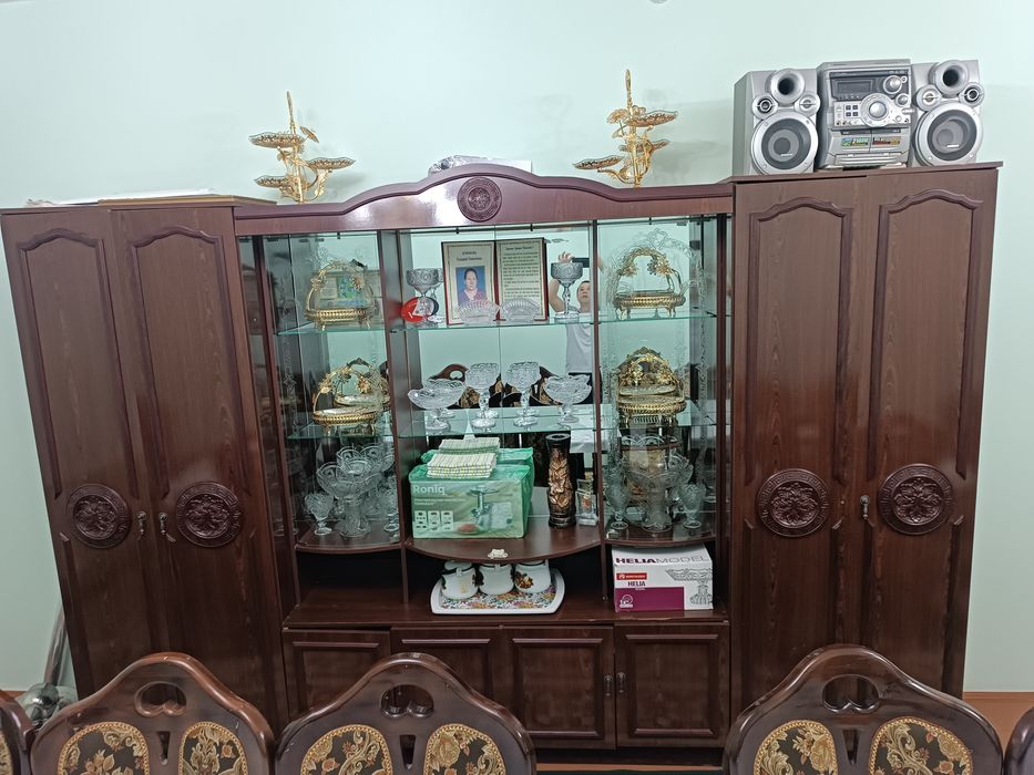 Стол стунчик каплект. Стенка версачи сатылады бахасы 12-милон келисимл