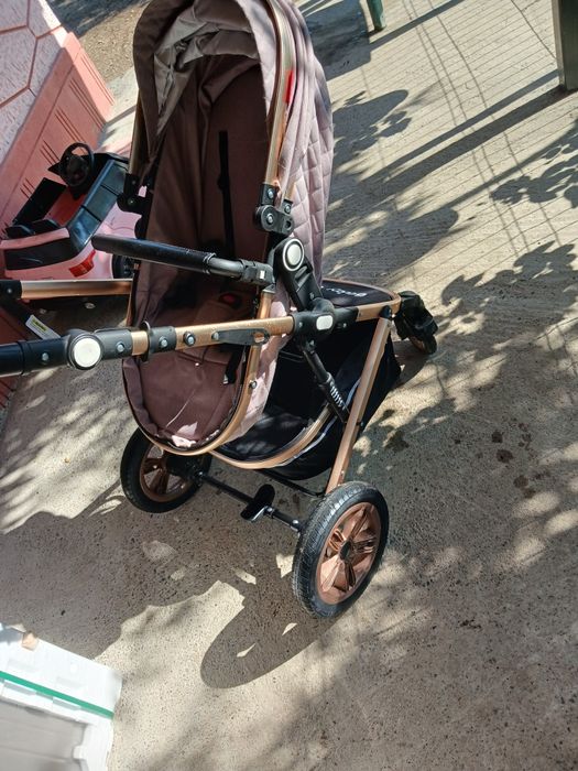 Vând cărucior Baby C 3 în 1 ,cumpărat în august anul trecut ,folosit cu grijă si păstrat în stare foarte bună.