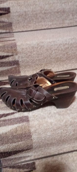 Дамски обувки тип сабо и затворени