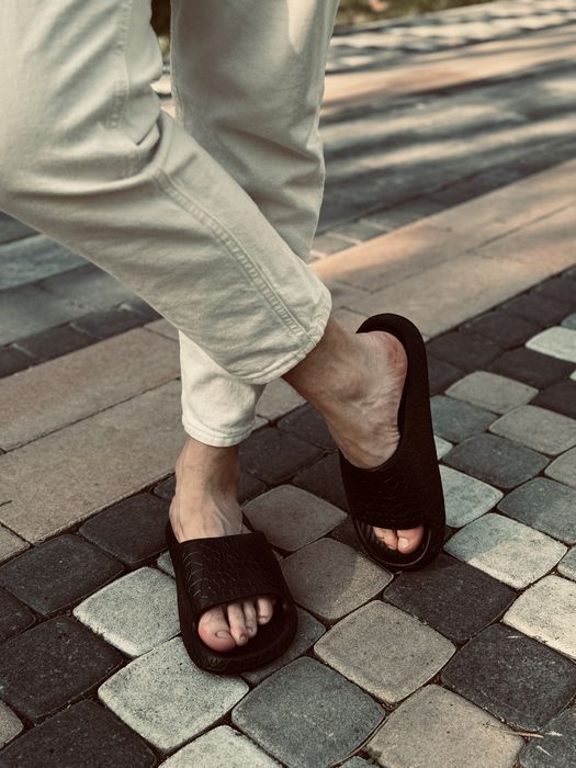 Шлепки черные.