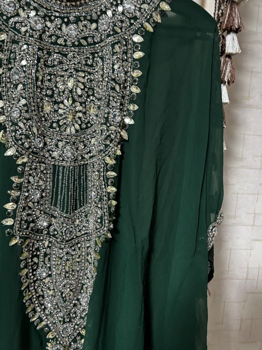Зеленое шикарное платье
