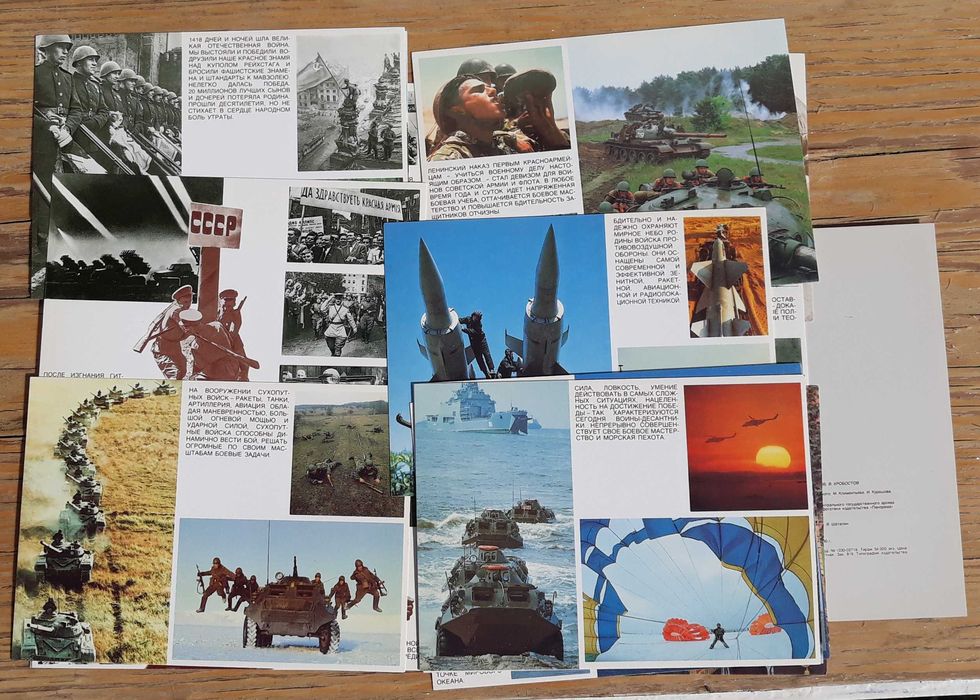 комплект пощенски картички "Армия, родена през Октомври". СССР. 1990 г