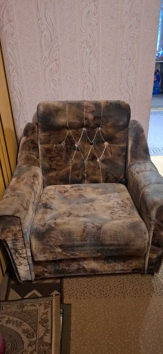 Отдам даром Диван + два кресла