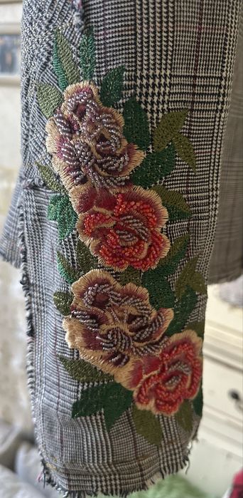 Дамско сако с бродирани цветя