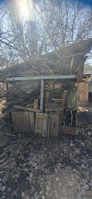 Дрова и доски не пиленые.