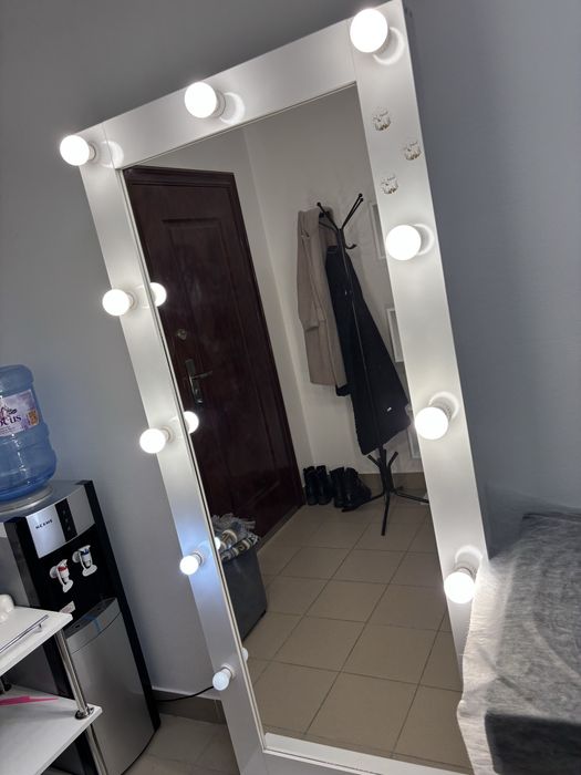 Напольное зеркало с лампами