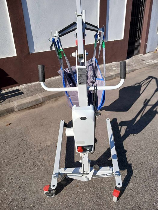 Vând elevator medical