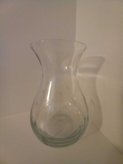 Голяма прозразчна с леки фигурки стъклена ваза - 20 лв.