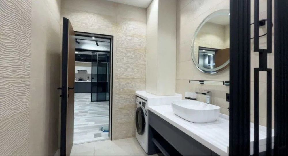 СДАЕТСЯ НОВАЯ 2-ком кв / Евро Люкс в центре