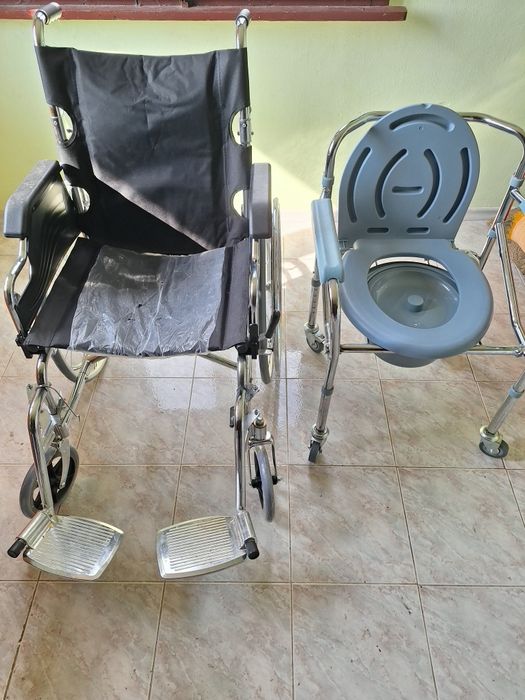 Комплект инвалиден стол с колела и санитарно-хигиенен подвижен стол. Нови
