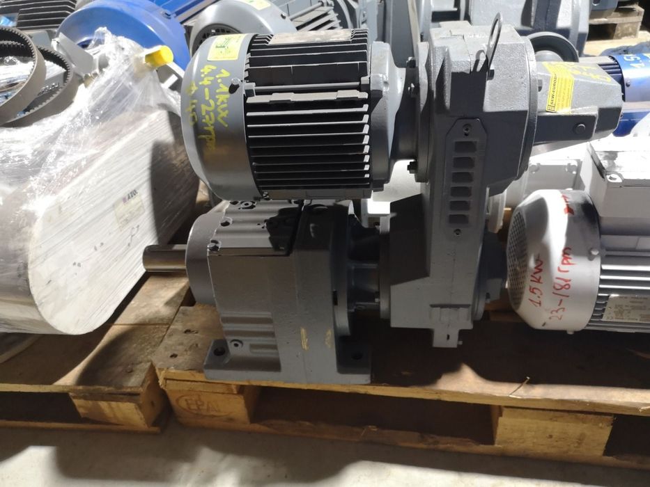 Motor electric trifazat SEW cu reductor și variator de turatie, 1.1kW,