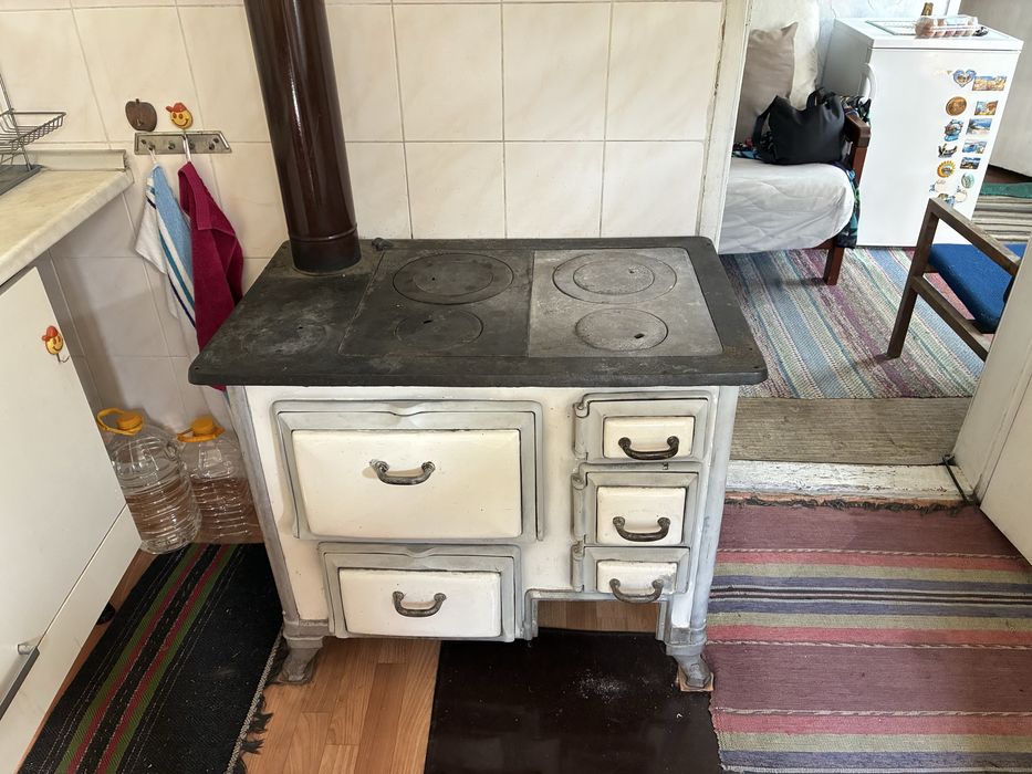 Печка на дърва за отопление и готвене