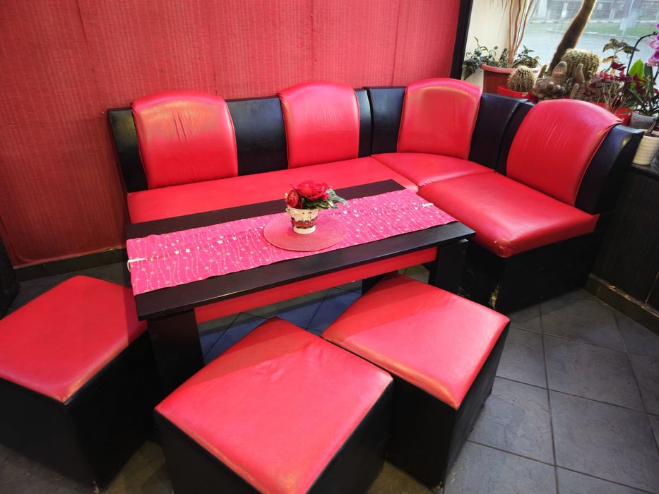 Комплект в червено и черно - диван, табуретки и маса