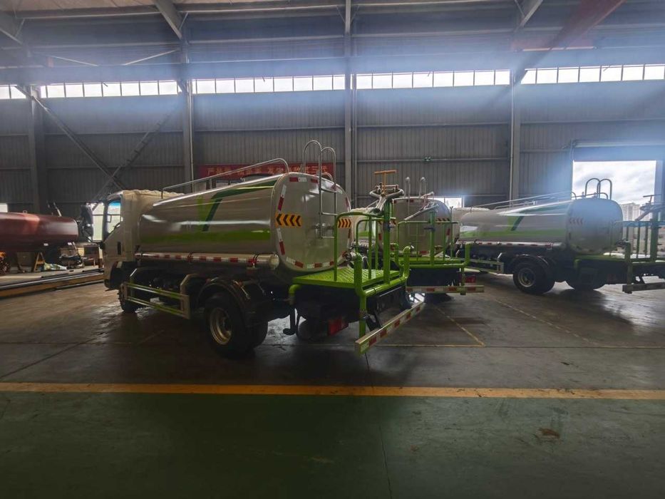 Vodovoz HOWO 4×2  (6 куб)  ВОДОВОЗ Weichai matorda Toshkentda tayyor