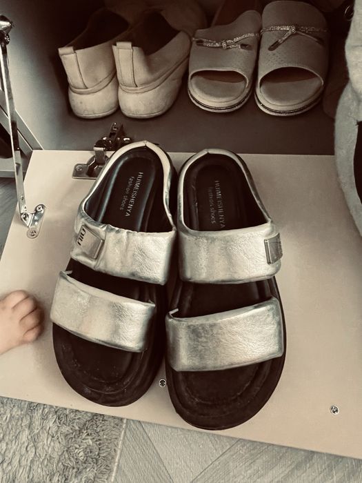 сандалии на платформе с двумя ремешками