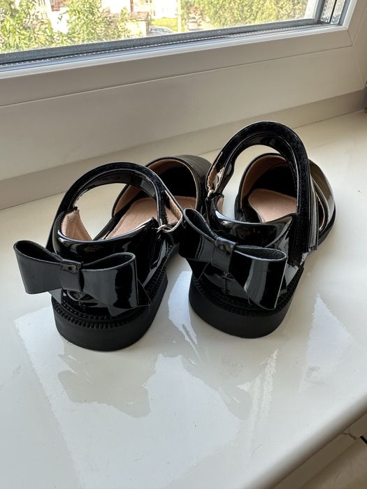 Продам черные туфли для девочки