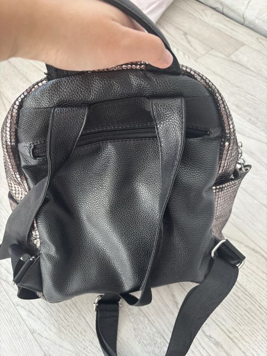 Продам блестящий рюкзак