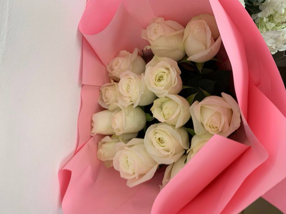 Букет белых роз 15 шт