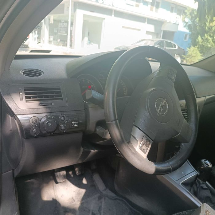 Продавам Опел Астра 1.6 105кс 2006година