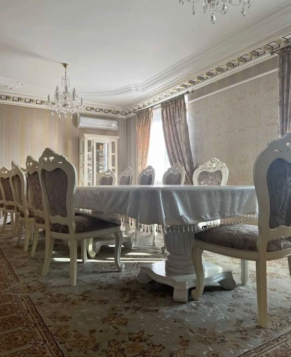 Диван, стол/стулья