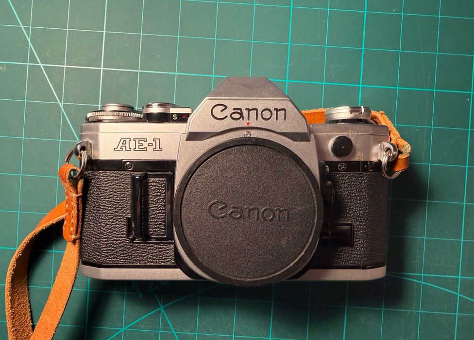 Canon AE-1 Camera pe film 35mm