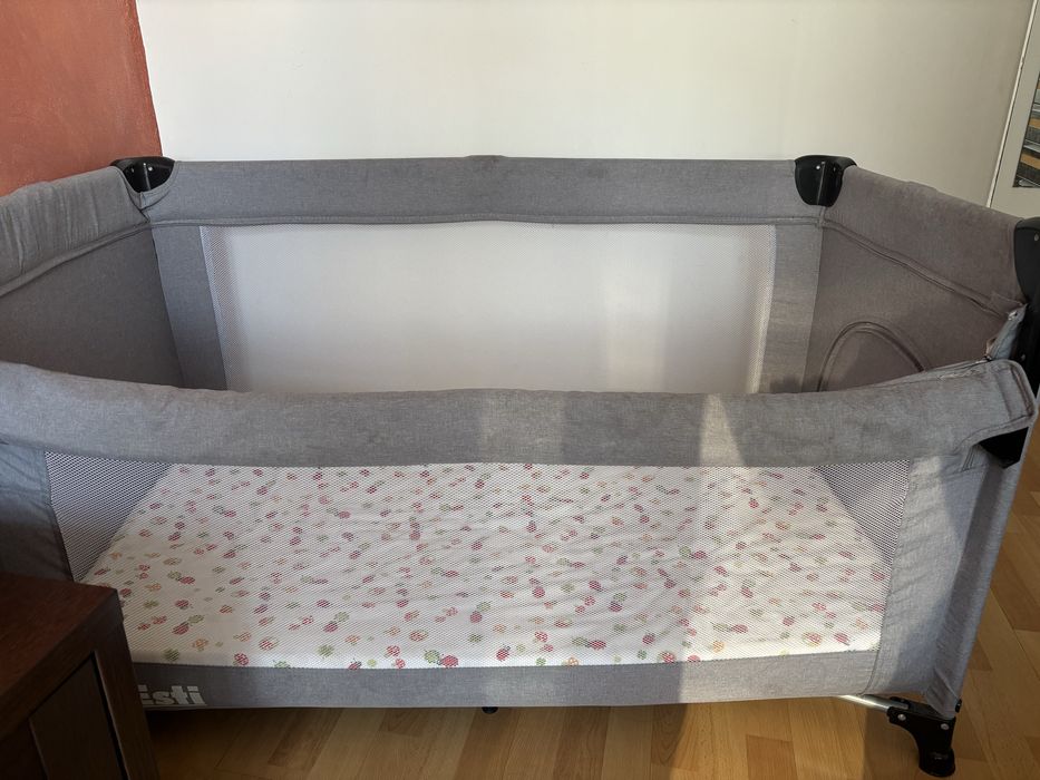 Patut pliabil (+ 2 saltele- cocos si pliabiala) cu etaj suplimentar si laterala reglabila Caretero Esti grafit