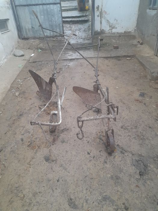 Vând plug Call două bucăți 220 bucata