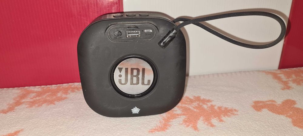 Boxa JBL portabila = 100 lei