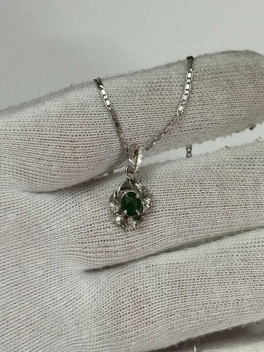 LANT + PANDANTIV AUR alb 18K + Smarald = 0.50CT + 1 Diamant - 3.8g. !