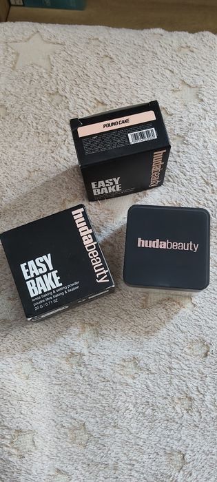 Pudra liberă de fixare Huda Beauty Easy Bake Loose Baking & Setting Po