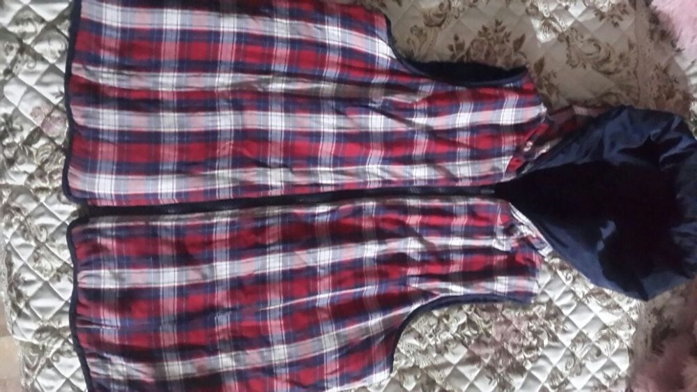 Продам двухсторонию безрукавку