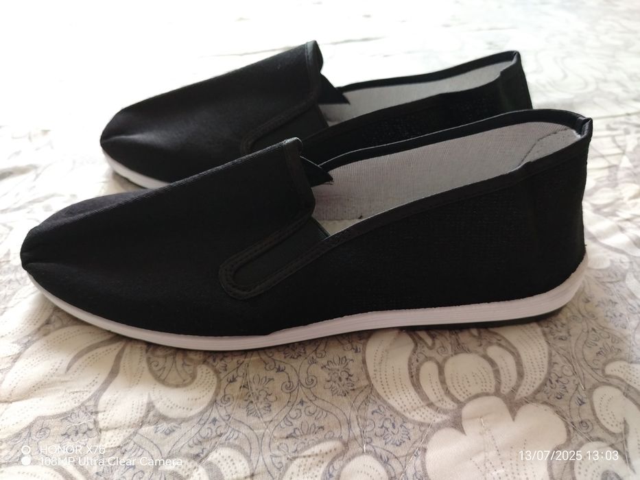 Слипоны можно под спортивное и класику