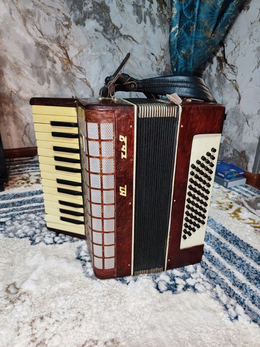 Akardion sotiladi, hamma joyi ishlaydi, aybi yuq,