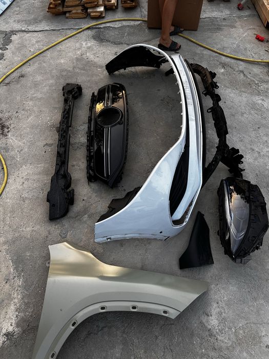 Far dreapta. tragher mercedes eqa.