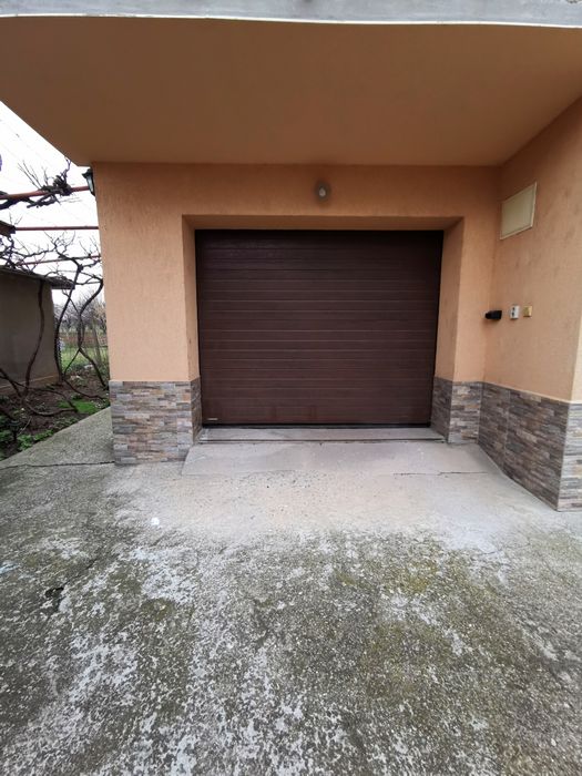 Етаж от къща , с двор и гараж в село Първомайци