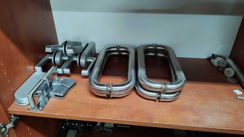 Части за стъклена врата брави , дръжки , подов автомат Dorma и др.