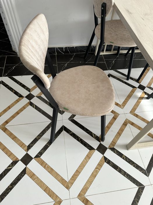 Restoran yoki kafe uchun stol va stullar