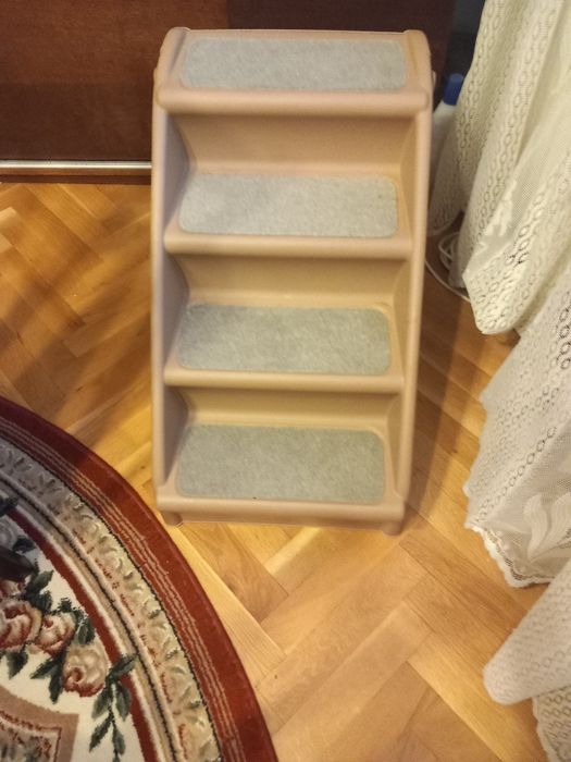 Сгъваема стълба за малко куче.