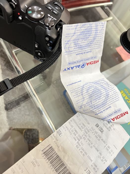 Canon 250d cu obiectiv 18-55mm,ca nou