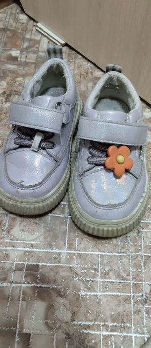 Отдам детскую обувь даром