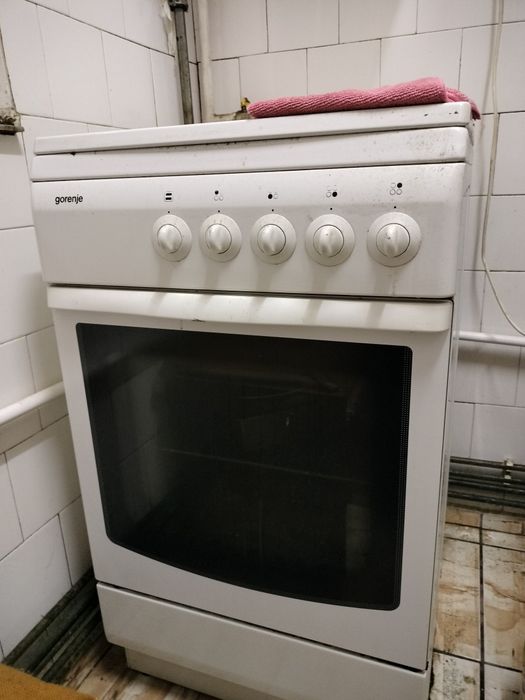 Vând aragaz cu patru ochiuri și cuptor pe gaz