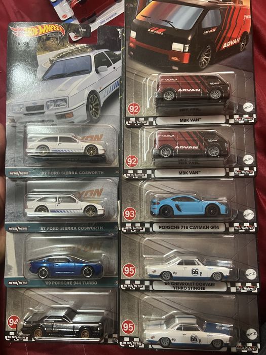 Продавам Hot wheels и Matchbox колички