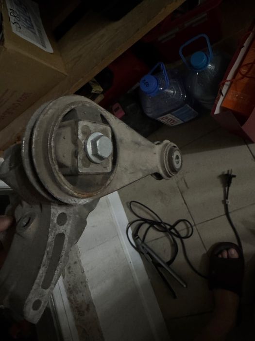 Кронштейн двигателся с подукшой верхний.