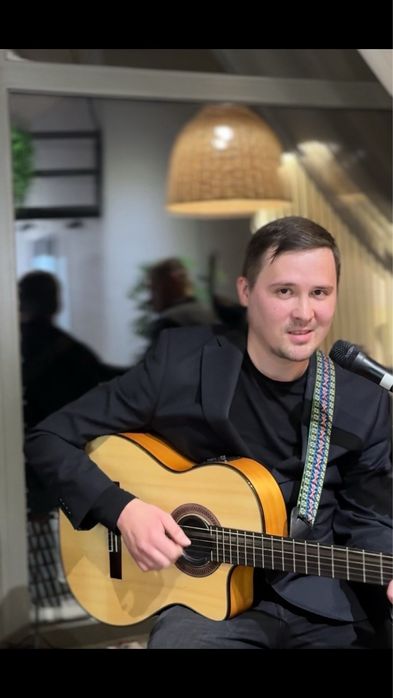 Гитарист, певец на праздник