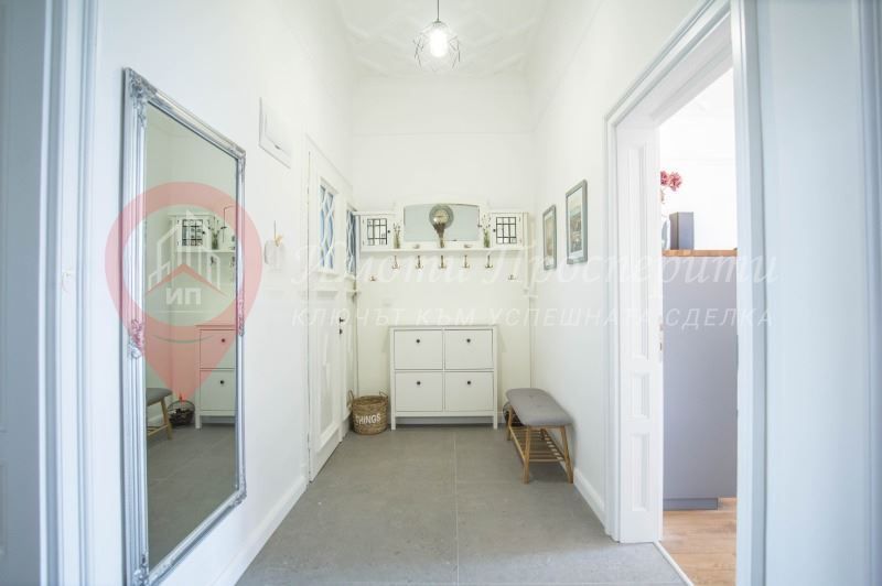 Дава се под наем Тристаен апартамент в София, Център - 90 кв.м за 1130 € - Снимка #12